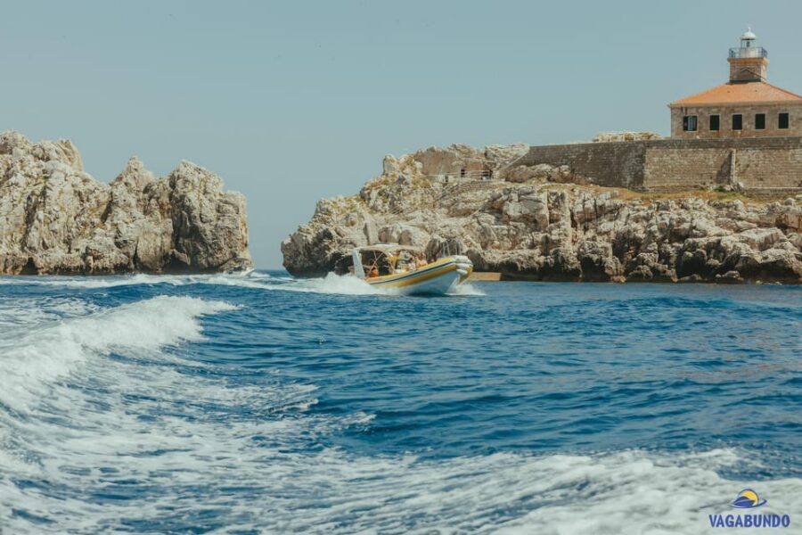 Dubrovnik: Blue Cave Afternoon Speedboat Tour with Drinks - Finding the meeting point: Ribarnica ul. 1 and the yellow Vagabundo sign