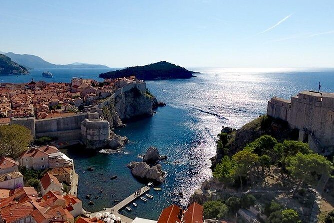 Dubrovnik by Night, History, Wine & Bites - Guide style and group size: why up to 15 people matters