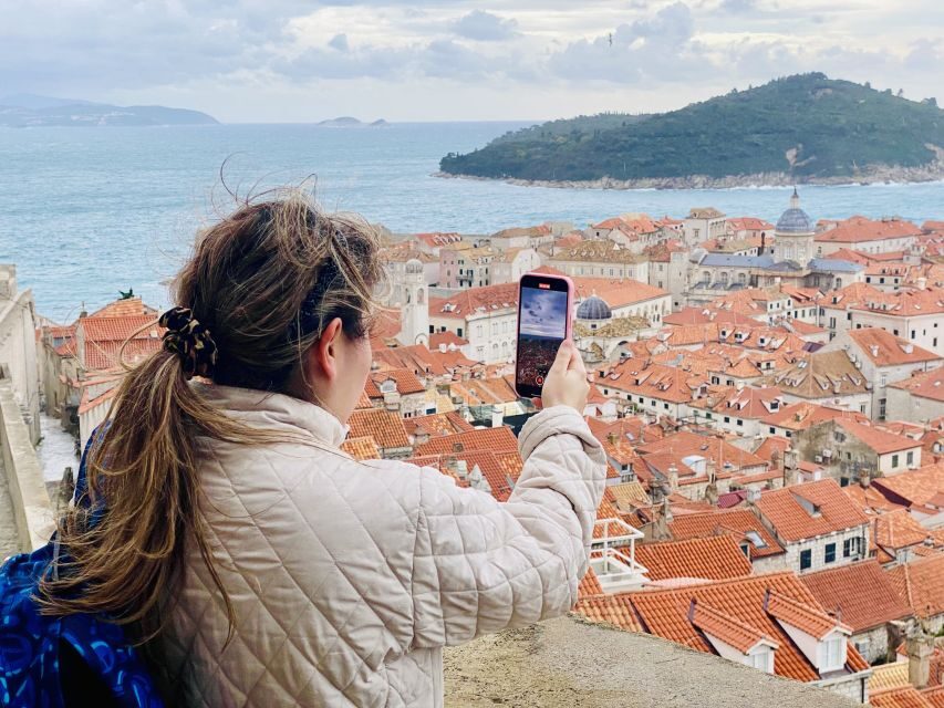 Dubrovnik: City Walls Tour for Early Birds & Sunset Chaser - Meeting at Pile and spotting your guide with the purple balloon