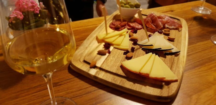 Dubrovnik: Croatian Food, Wine & Old Town Highlights Tour - Coffee, desserts, and final flavors in a historic setting