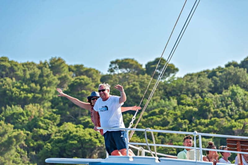 Dubrovnik: Elaphite Islands Cruise with Lunch and Drinks - Lunch on the boat and the open bar setup