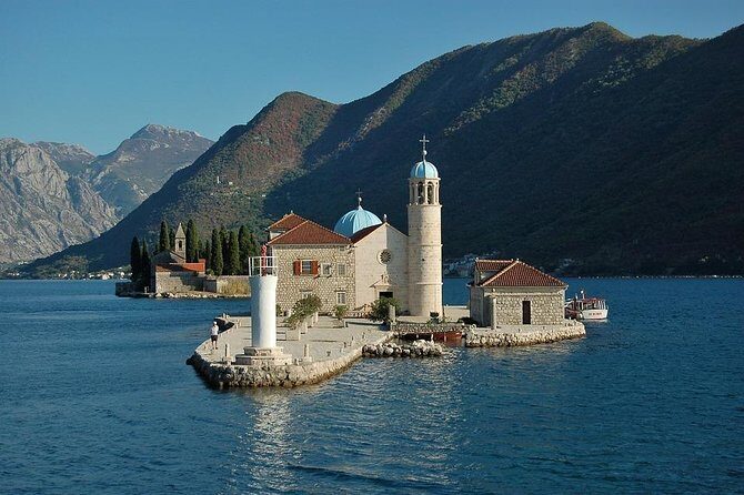 Dubrovnik Food, Wine & History Tour - Small-Group Experience - The family-eatery tasting sequence: courses plus olive oil and bread