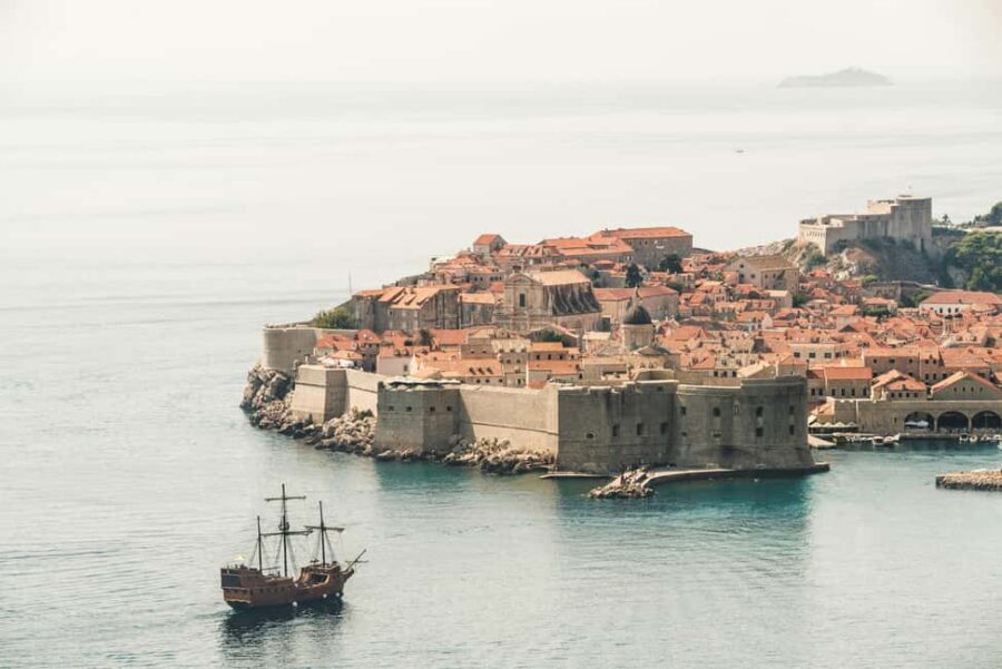 Dubrovnik Fun Facts and History: 1 or 2hr Tour with Antonio - The 1667 earthquake: the turning point you can feel in the streets