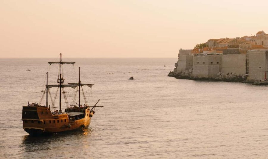 Dubrovnik: Galleon Sunset Cruise with a Live Guide & Drink - Live guide stories plus onboard entertainment (pirate, singer, actors)