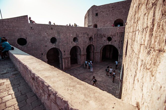 Dubrovnik: Game of Thrones Walking Tour - The production story tool: the photo book and clear headsets