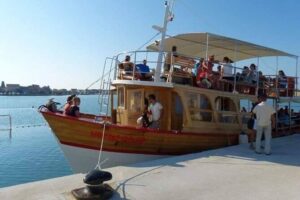 Dubrovnik Islands Boat Tour with Lunch and Unlimited Drinks - Getting on board at Gruž Harbor: shade, seating, and real convenience