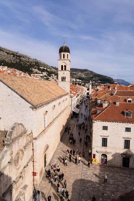Dubrovnik Old Town: Night tour with History, Wine & Bites - Finding the meeting point inside the walls: Velika Onofrijeva Fontana