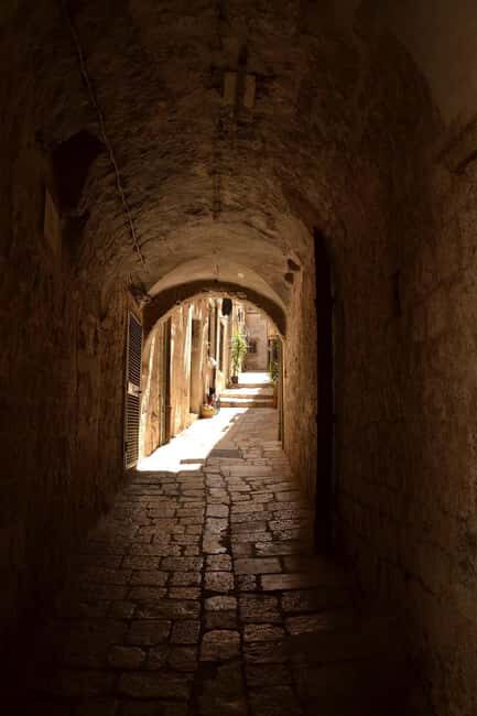 Dubrovnik: Private Game of Thrones Tour: Inside Look - Meeting point in Old Town: start close to the action