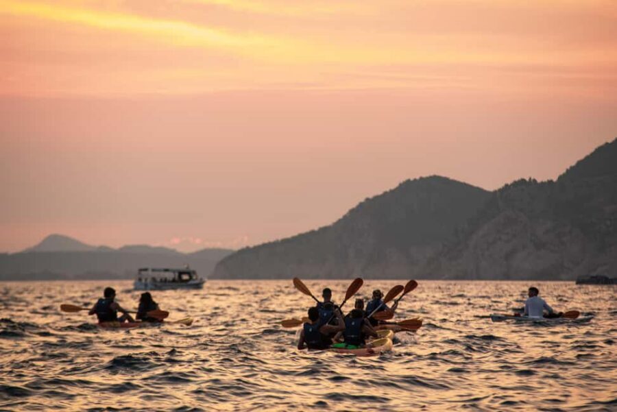 Dubrovnik: Sunset Kayaking and Snorkeling Tour - From DSK base to Old Port: how the first hour sets you up
