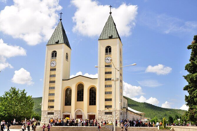 Dubrovnik to Medjugorje & Kravice - Day Trip with Luxury Vehicle - Driver vs English guide: how the day feels different