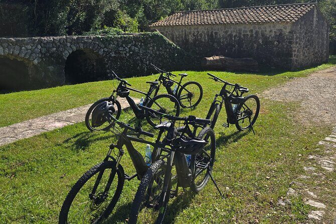 E-Bike Tour + Gourmet Snack + Wine Tasting (Small Group) - Pickup, timing, and what you do right at the start