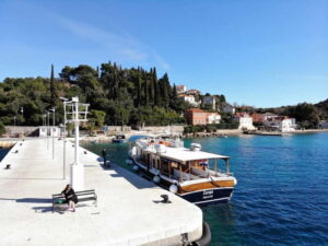 From Dubrovnik: Hop-On-Hop-Off Elaphiti Islands Boat Tour - Getting on the right boat at Gruž