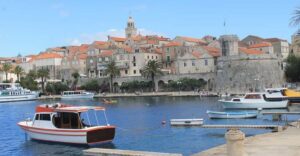 From Dubrovnik: Korcula Island Tour with Wine Tasting - Ston first stop: coffee, stone walls, and shellfish livelihoods