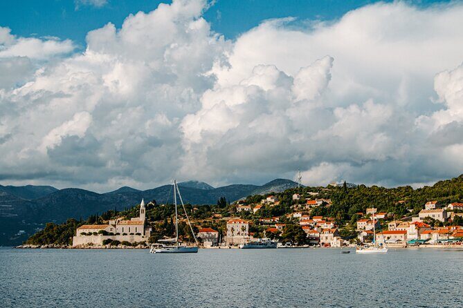 Luxury Elaphite Islands half day Cruise with lunch Apreamare - Onboard comfort on the Apreamare boat: drinks, snorkeling gear, and real restrooms