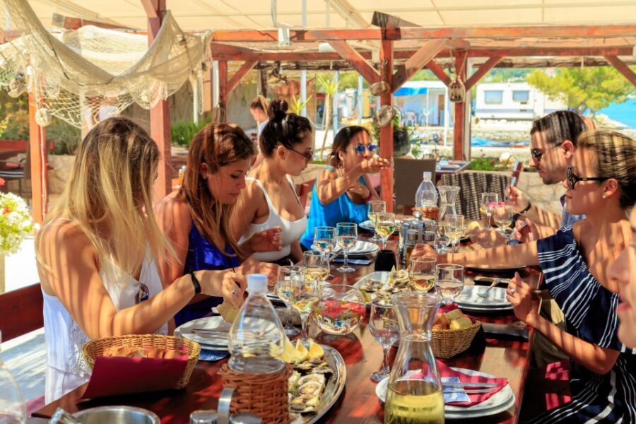 Pelješac Full-Day Wine and Food Tour from Dubrovnik - A boat session for oysters: the sea-to-glass moment