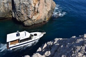 Private boat tour - caves, snorkeling, bays and beaches - Starting from Boutique Villa Root and staying on schedule