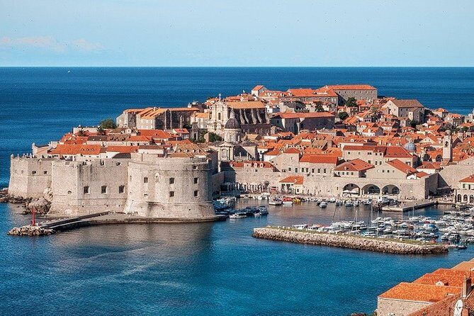 Private Walking Tour through the Old Town of Dubrovnik - Luza Square: the useful first 15 minutes