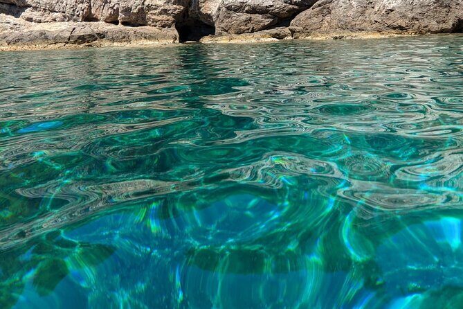 Rent a small boat without skipper - explore the islands and find hidden caves - Boat comfort and sun protection: small details that matter