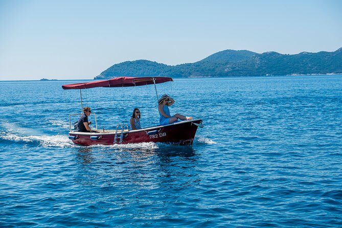 Rent a small boat without skipper - explore the islands and find hidden caves - The self-drive training: how you get comfortable fast