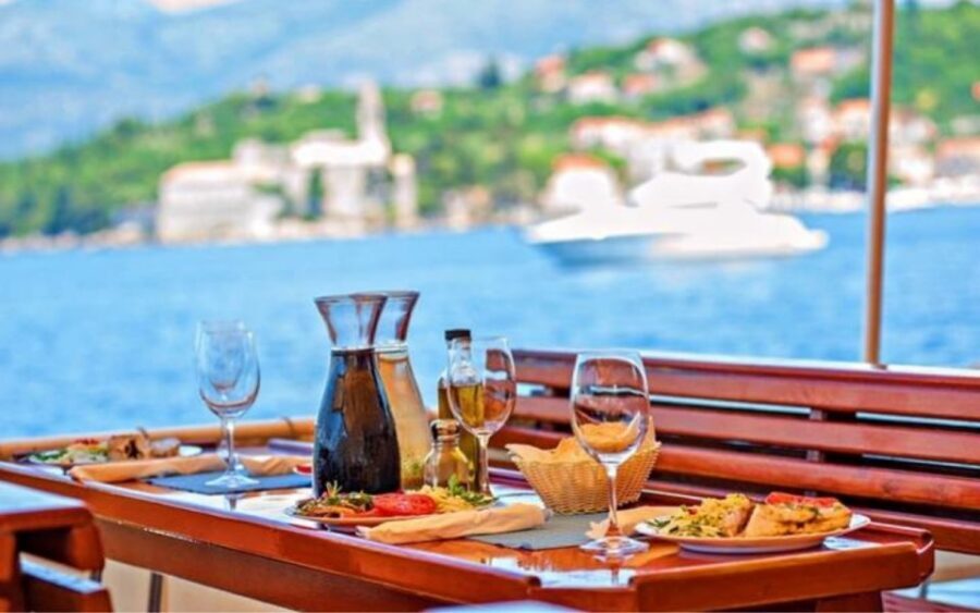 Three Island Boat Tour With Lunch - The 45-Minute Cruise Out: Your Seat Choice Sets the Mood