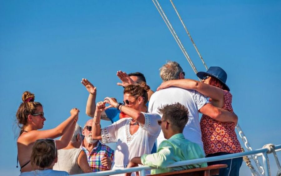 Three Island Boat Tour With Lunch - Lunch on Board and the Drinks That Make It Work